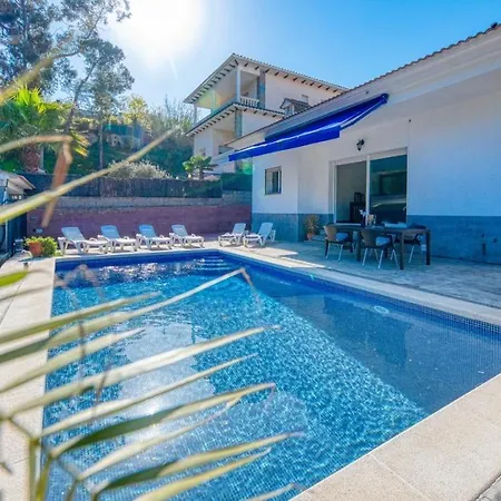 Sleeps 8 Pool Wifi Villa