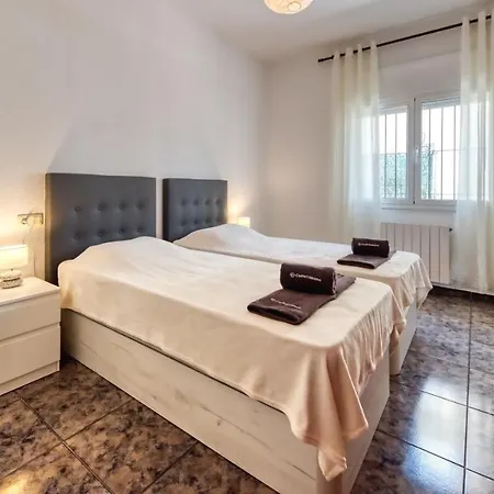 Villa Sleeps 8 Pool Wifi